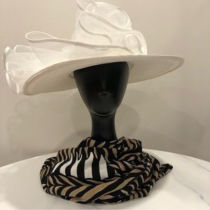 Stunning White hat with a bow: chin band; 100% polypropylene.